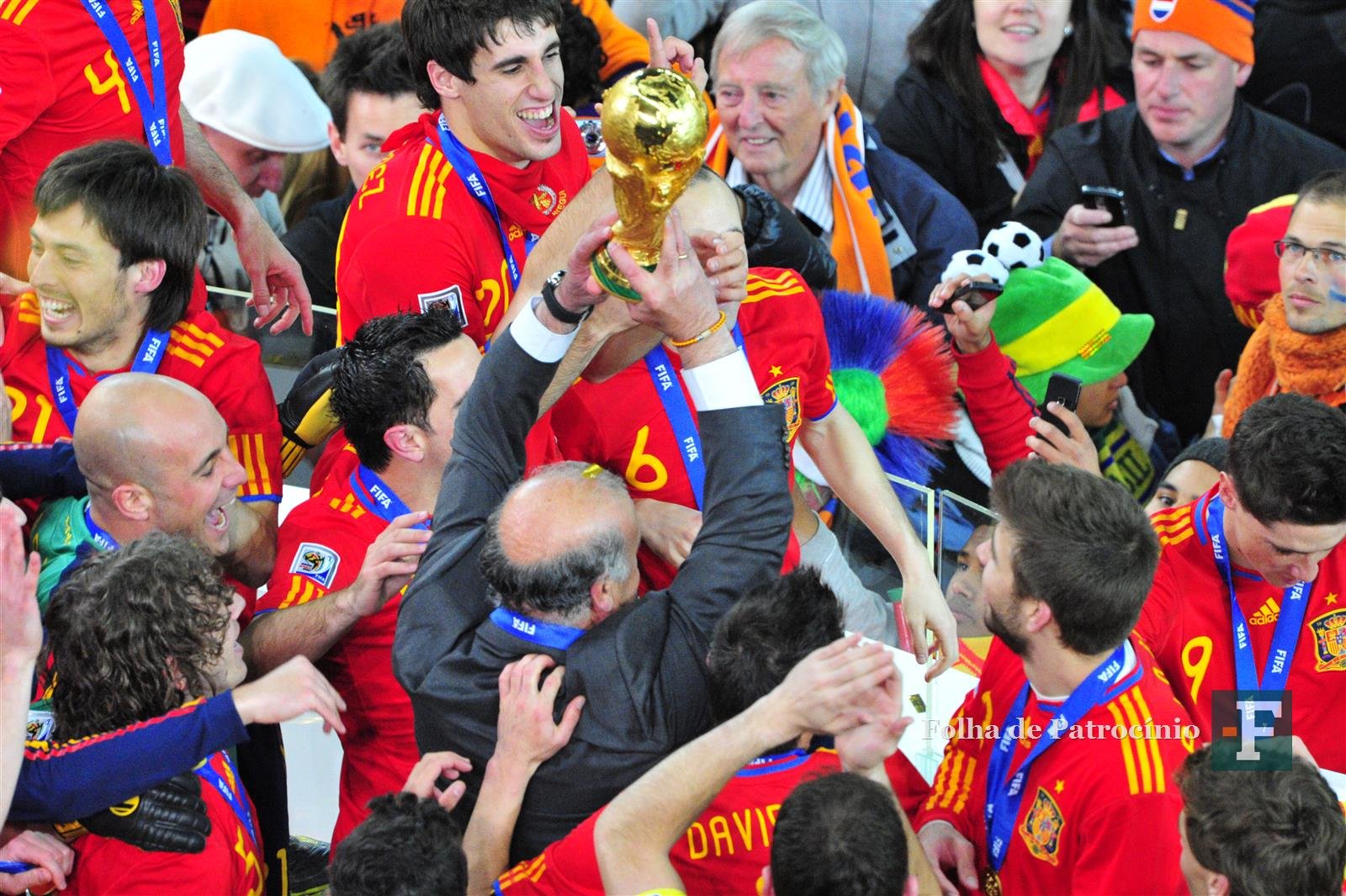 Seleção espanhola comemora e a Espanha se torna bicampeã do mundo