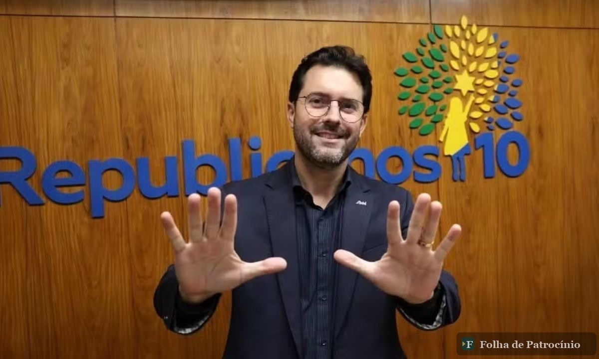 Falcão candidato a vice, ex-prefeito de Patos de Minas, gesticula em frente a painel do Republicanos