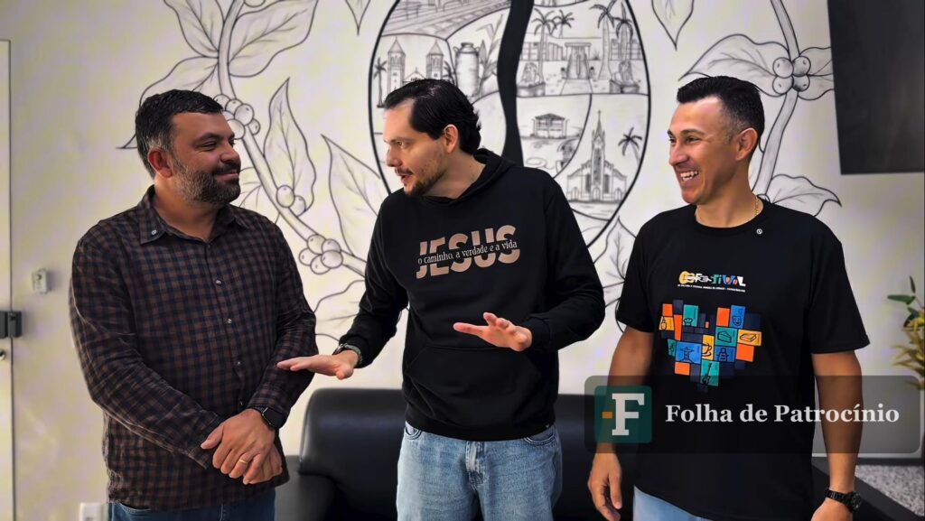 Organizadores do Festival do Cerrado ao lado do prefeito Gustavo Brasileiro, representando o apoio ao Festival do Cerrado em Patrocínio
