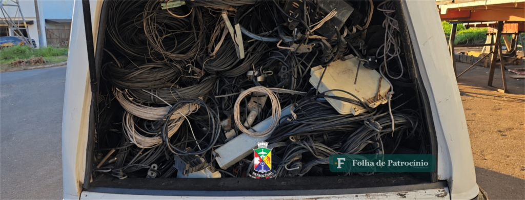 fios irregulares recolhidos em caçamba durante mutirão em Patrocínio