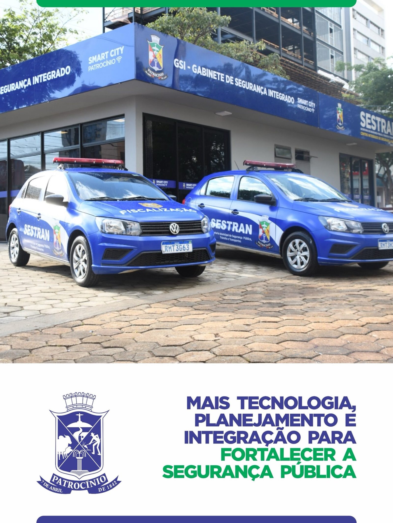 Viaturas da SESTRAN estacionadas em frente ao Gabinete de Segurança Integrado, sede do Smart City Patrocínio
