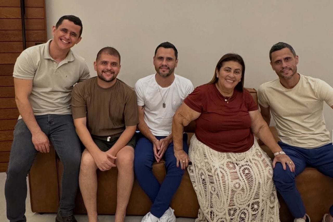Os irmãos do senador Cleitinho reunidos com a mãe em foto de família, incluindo Matheus Azevedo