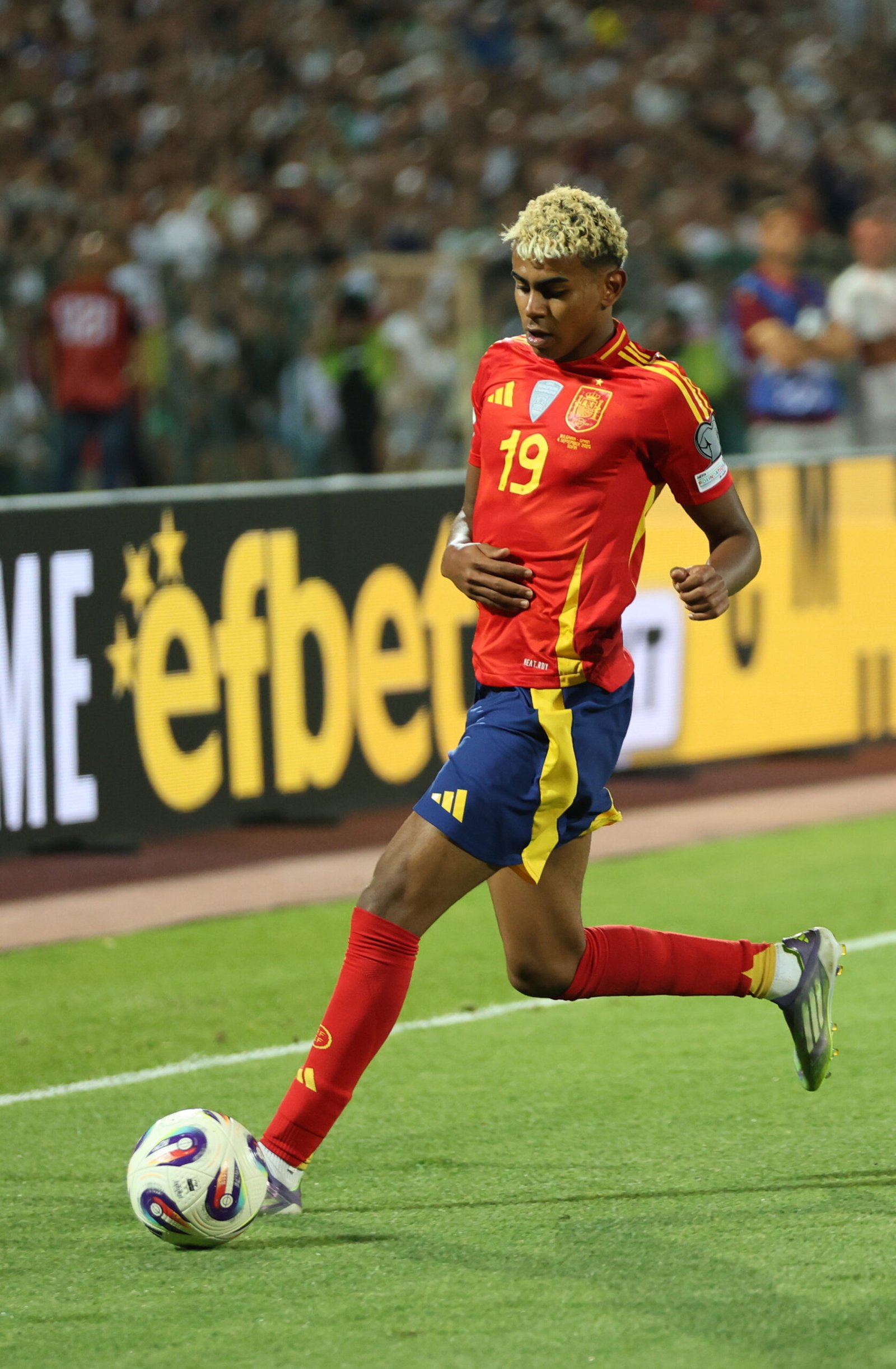 Lamine Yamal em campo pela seleção espanhola, favorito à Bola de Ouro 2026