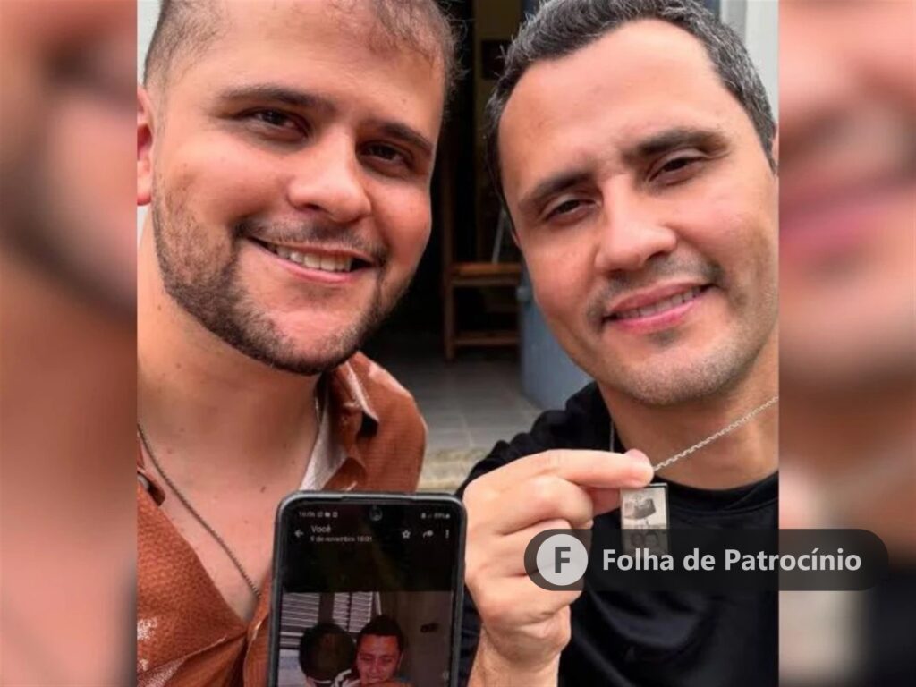 Matheus Azevedo ao lado do irmão, o senador Cleitinho, em foto de família. Foto: reprodução/redes sociais