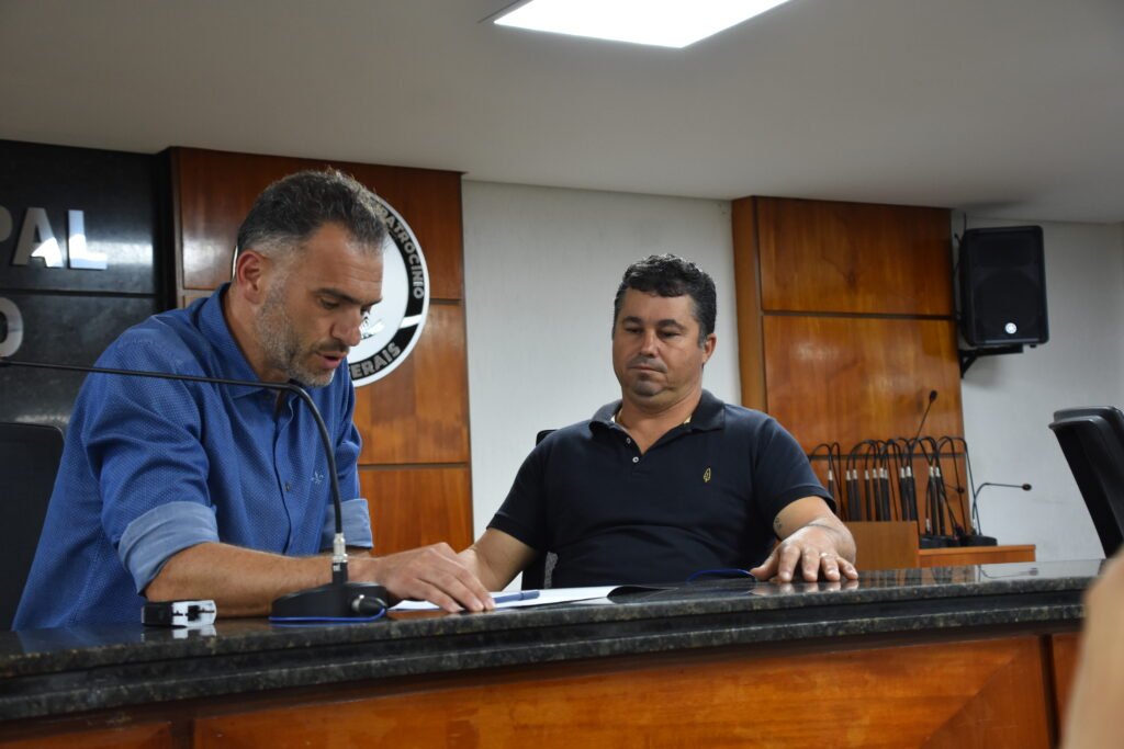 Vereador Nenê Pescador durante sessão na Câmara Municipal de Patrocínio