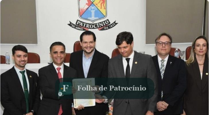 Autoridades seguram a escritura pública da sede própria da OAB durante solenidade em Patrocínio