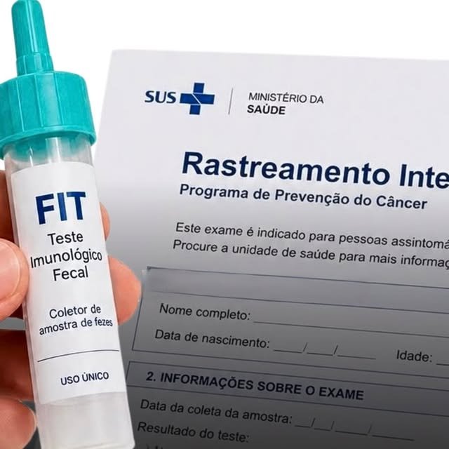 Kit do teste FIT no SUS para rastreamento de câncer colorretal, com folheto oficial do Ministério da Saúde