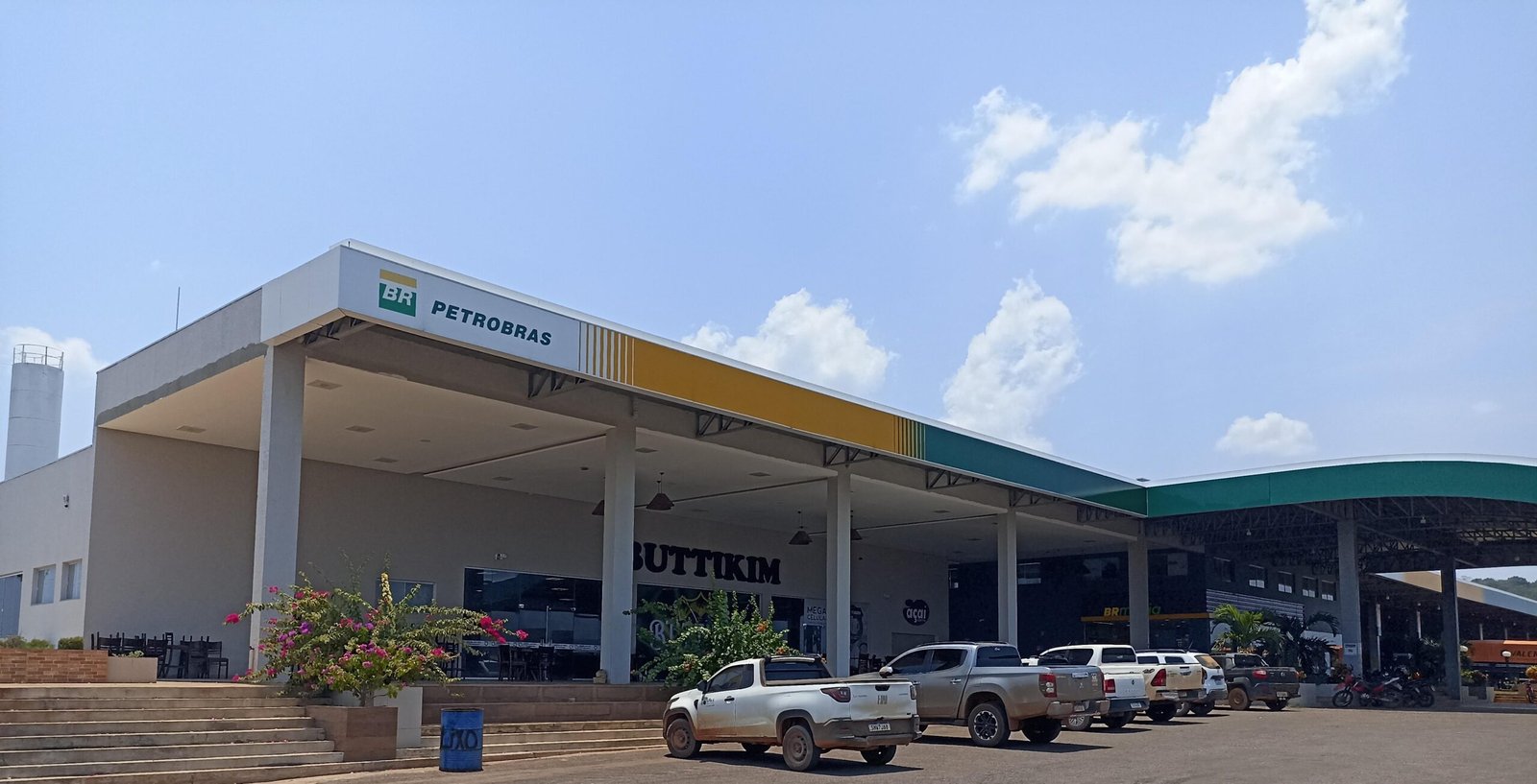 Posto de combustível com bomba de diesel, etanol e gasolina, ilustrando a matéria sobre preço dos combustíveis
