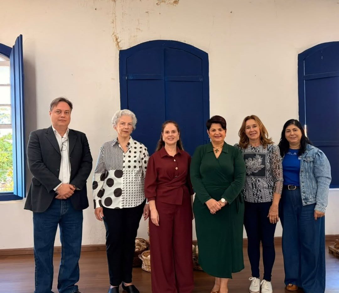 Márcia Beatriz de Ávila Ferreira, nova presidente da Casa da Cultura, ao lado de integrantes do Conselho de Curadores em Patrocínio