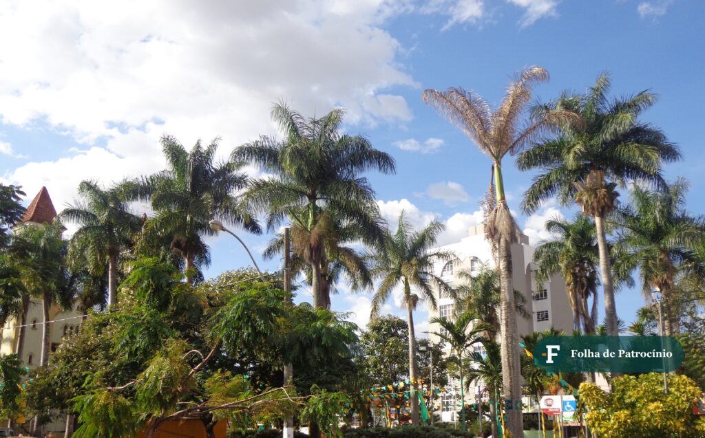 Previsão do tempo em Patrocínio: Praça da Matriz sob céu de sol com nuvens
