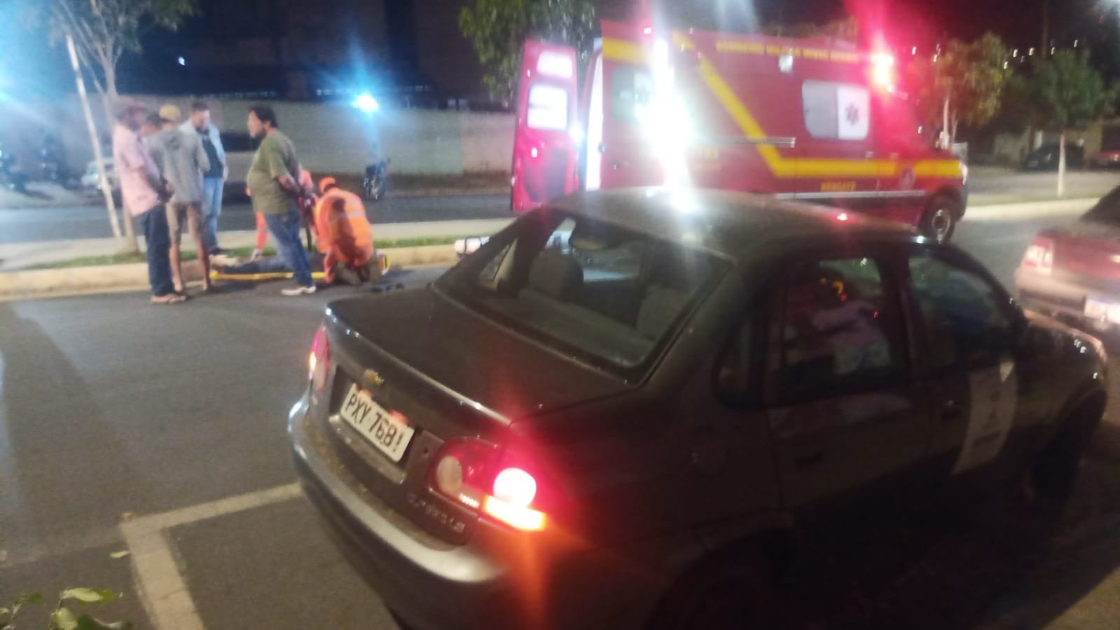 Para-brisa de veículo trincado após atropelamento em Patrocínio no cruzamento da Avenida João Furtado