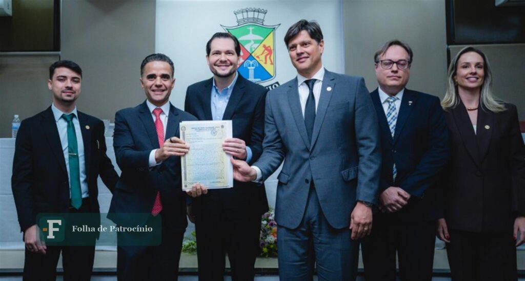 Autoridades seguram a escritura pública do terreno da sede da OAB em Patrocínio, ao lado do Fórum da Comarca