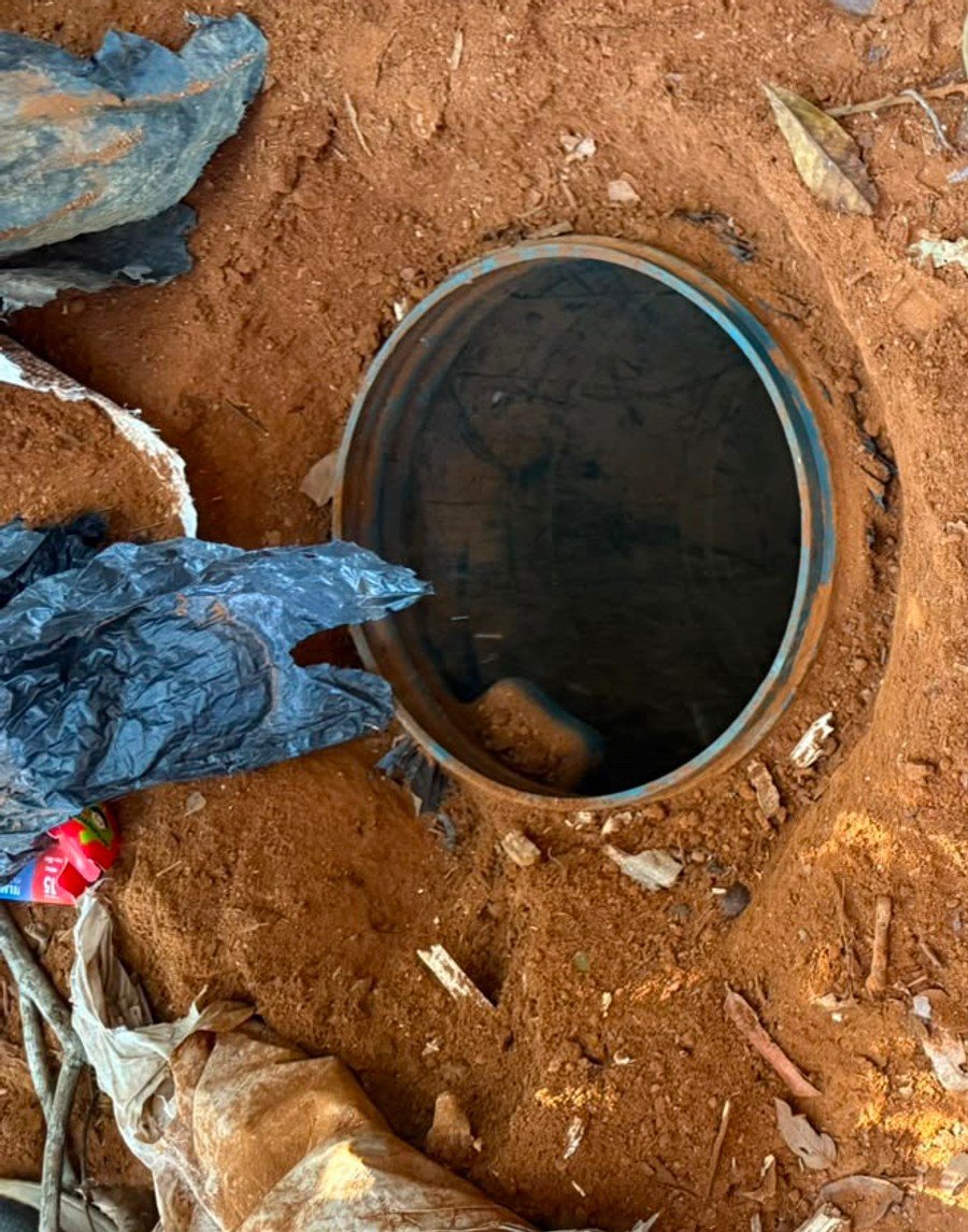 Buraco do tambor de plástico onde a droga do tráfico estava enterrada, no bairro Pizolato, em Patrocínio