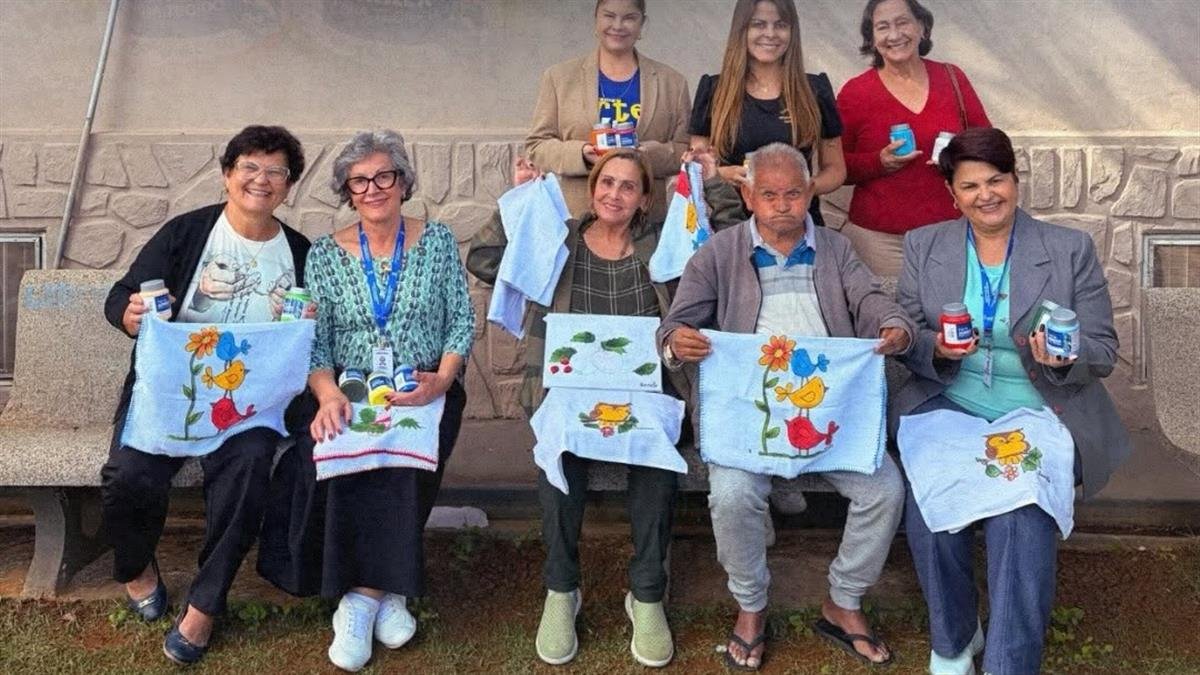 Participantes da Casa do Idoso exibem panos pintados com as tintas para tecido doadas em Patrocínio
