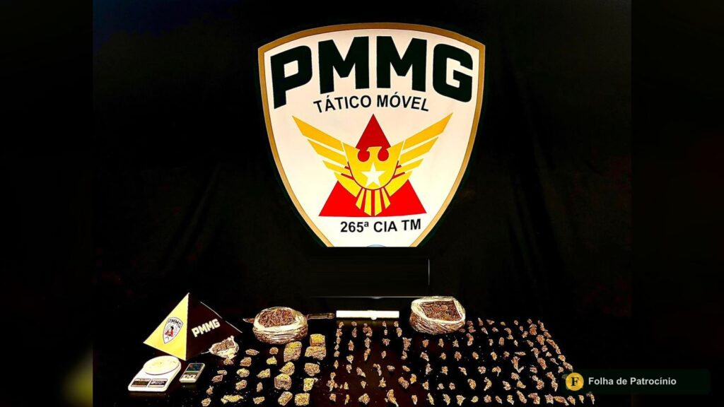 Tráfico de drogas apreendido pela Polícia Militar: tabletes e porções de maconha e balanças sobre mesa com o brasão do Tático Móvel em Patrocínio