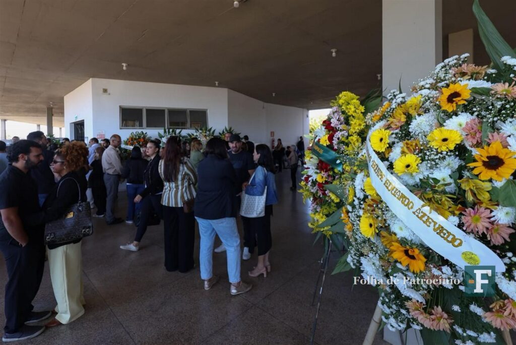 Coroas de flores e público reunido no velório de Matheus Azevedo, no Cemitério Parque da Serra, em Divinópolis
