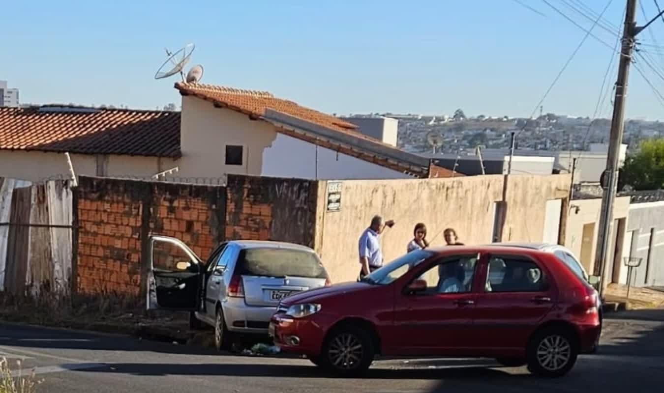 Veículos envolvidos no acidente na Alameda dos Colibris parados no cruzamento