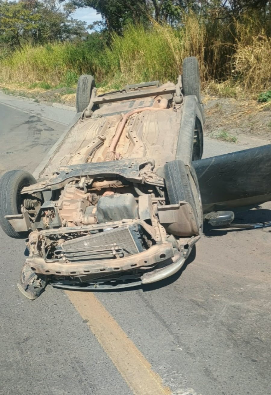 Acidente na BR-354 em Arcos: veiculo capotado no km 481 da rodovia