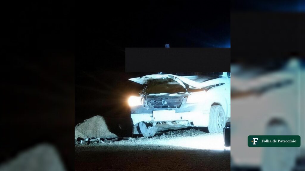 Carro danificado após acidente em Ibiá que matou menina de 2 anos