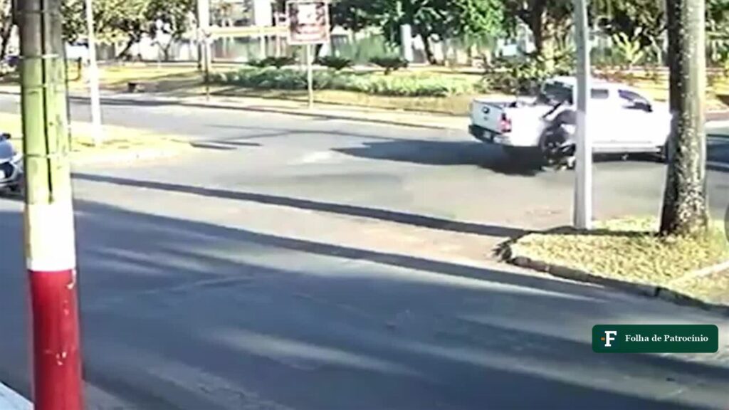 Momento da colisão entre moto e caminhonete, acidente em Patos de Minas