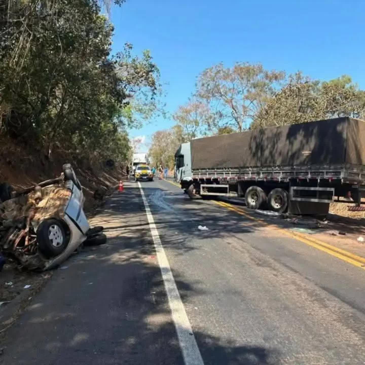 Carro capotado à margem da pista e caminhão atravessado na via após acidente na MGC-452, em Perdizes