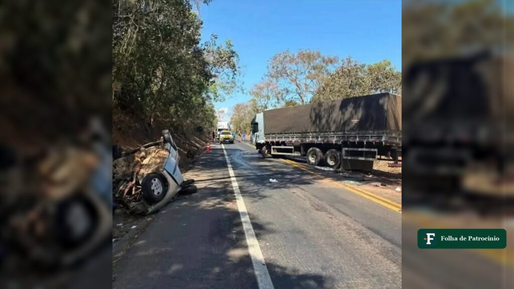 Carro destruído e capotado no acostamento após acidente na MGC-452, com caminhão atravessado na pista em Perdizes