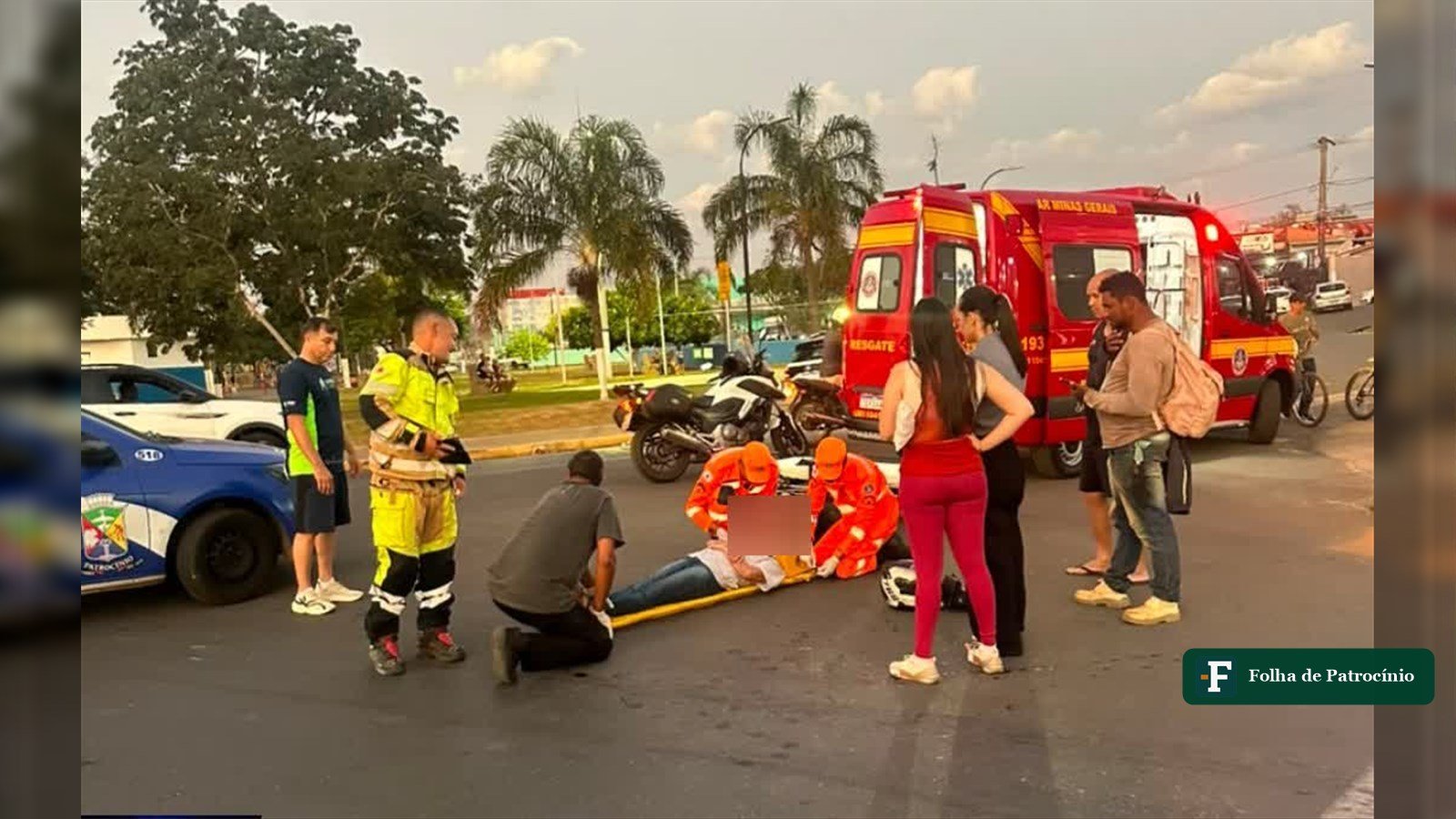 Acidente na rotatória do Morada Nova com equipes de resgate atendendo motociclista ferida