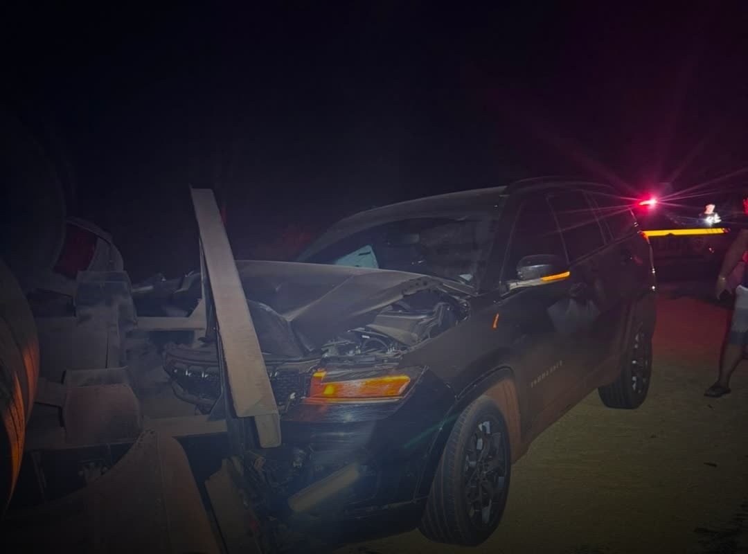 Jeep Commander destruído após acidente em Tupaciguara contra semirreboque tombado na MGC-452