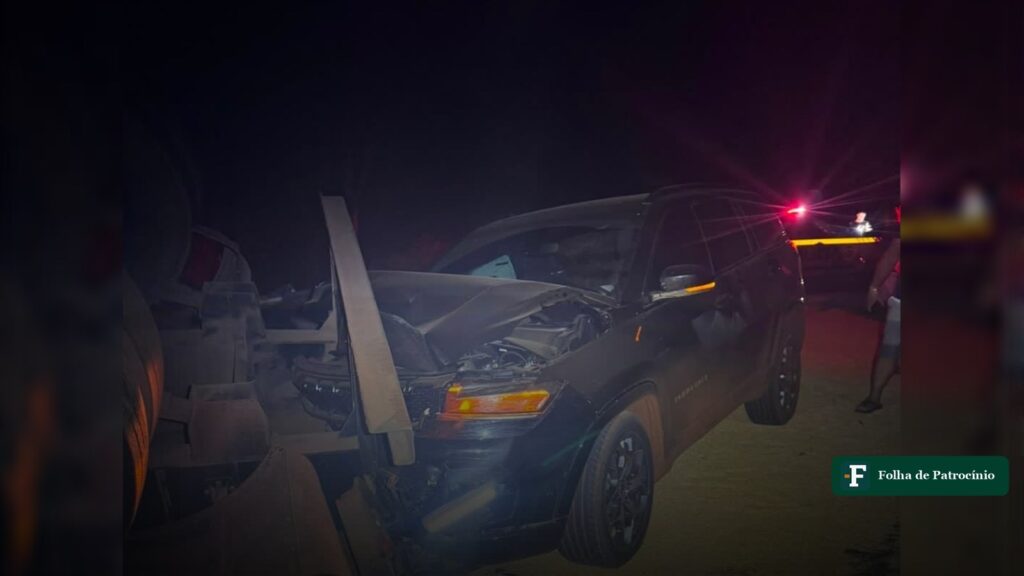 Jeep Commander destruído após acidente em Tupaciguara contra semirreboque tombado na MGC-452