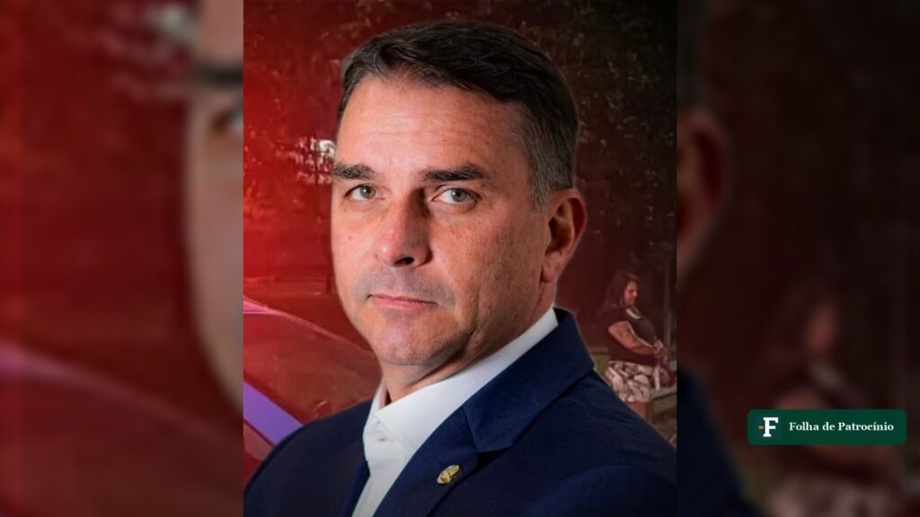 Retrato do senador Flávio Bolsonaro sobre fundo de giroflex de viatura, ilustrando a ameaça a Flávio Bolsonaro apurada em Juiz de Fora