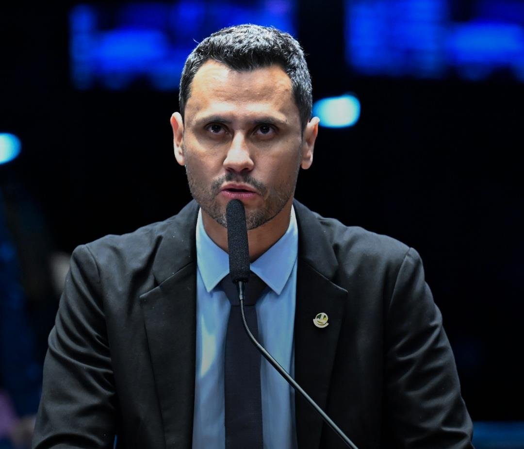 Senador Cleitinho durante sessão no Senado, personagem central da ata do Republicanos