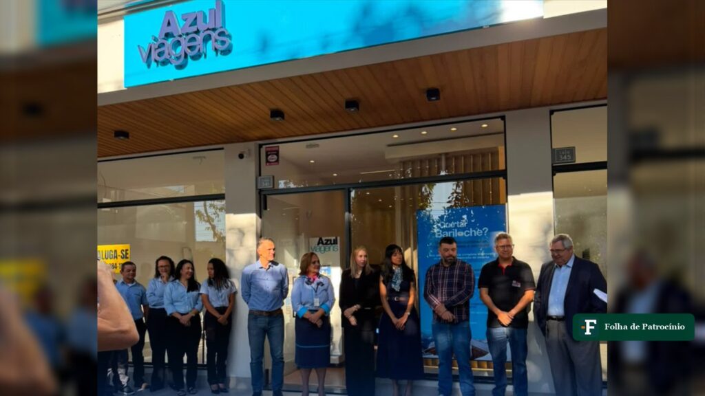 Fachada da nova agência Azul Viagens em Patrocínio, com equipe e convidados na inauguração