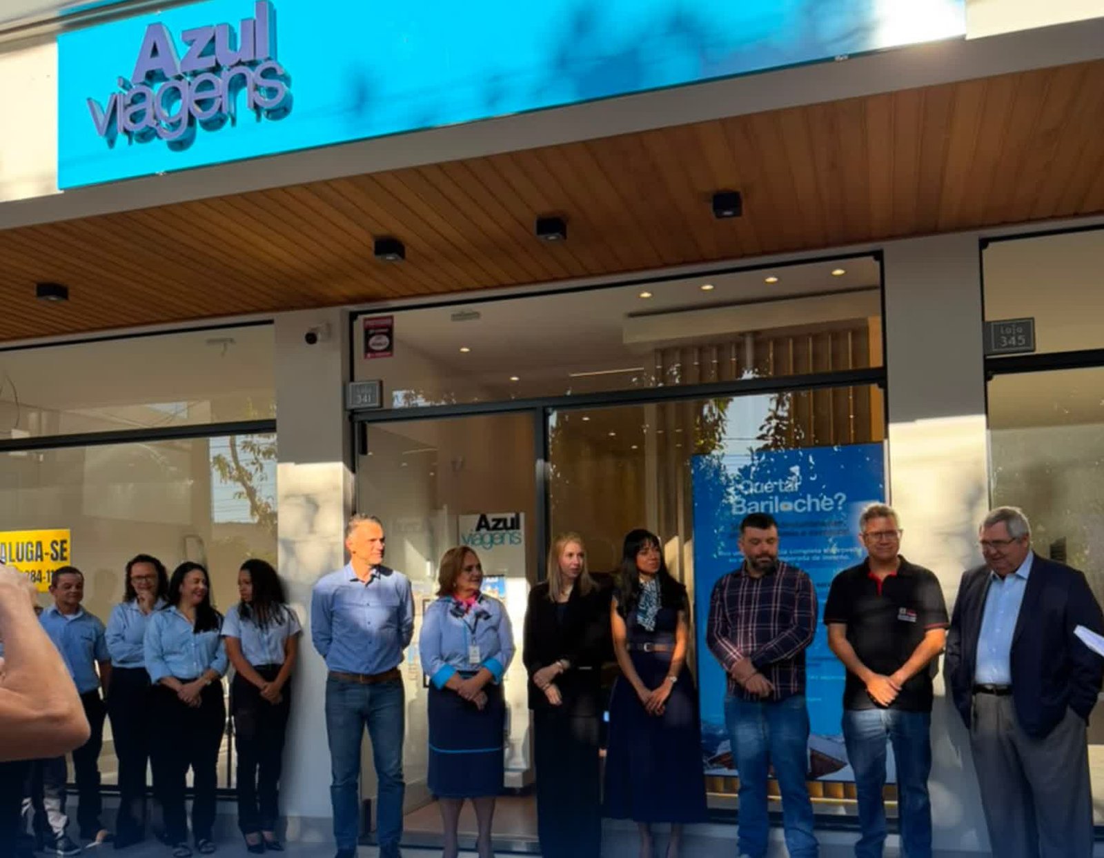 Fachada da nova agência Azul Viagens em Patrocínio, com equipe e convidados na inauguração