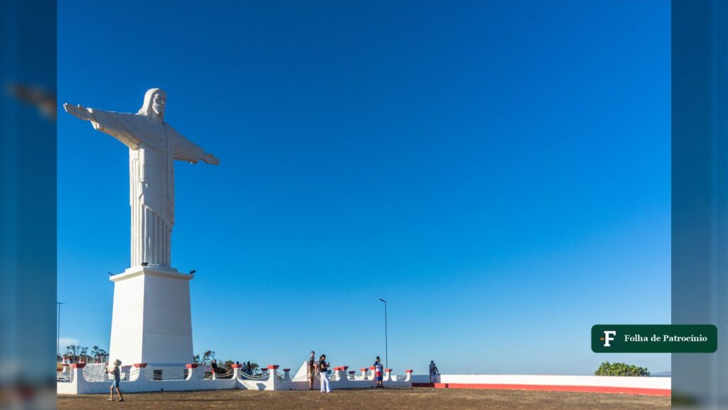 Estátua do Cristo Redentor de Patrocínio sob céu azul, ilustrando os bastidores da política na cidade