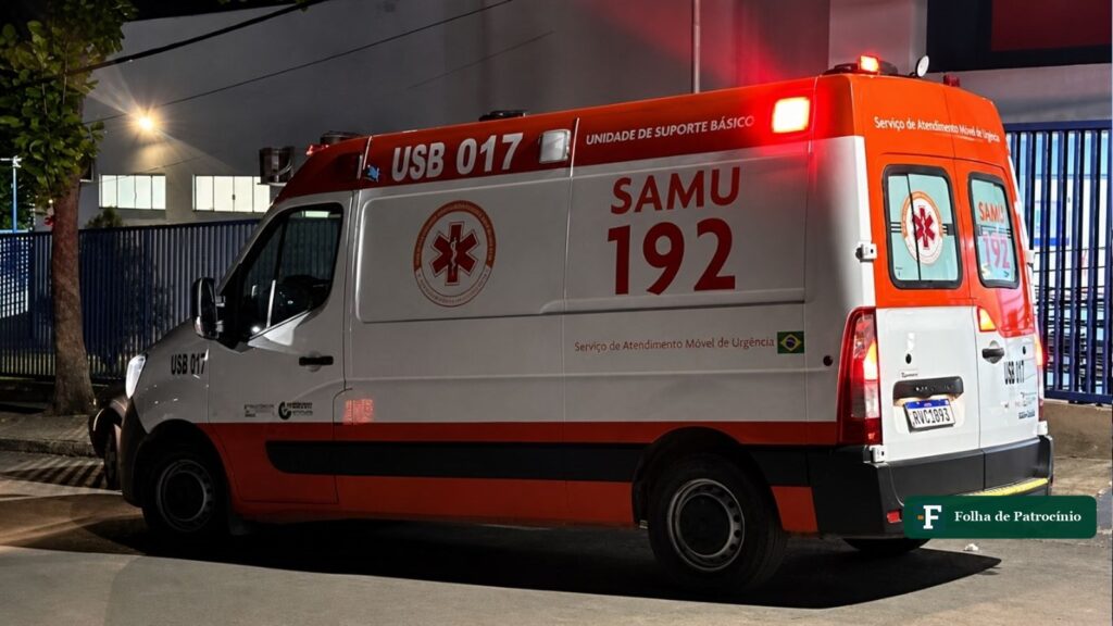 Ambulância do SAMU estacionada durante atendimento noturno, ilustração da ocorrência registrada em João Pinheiro