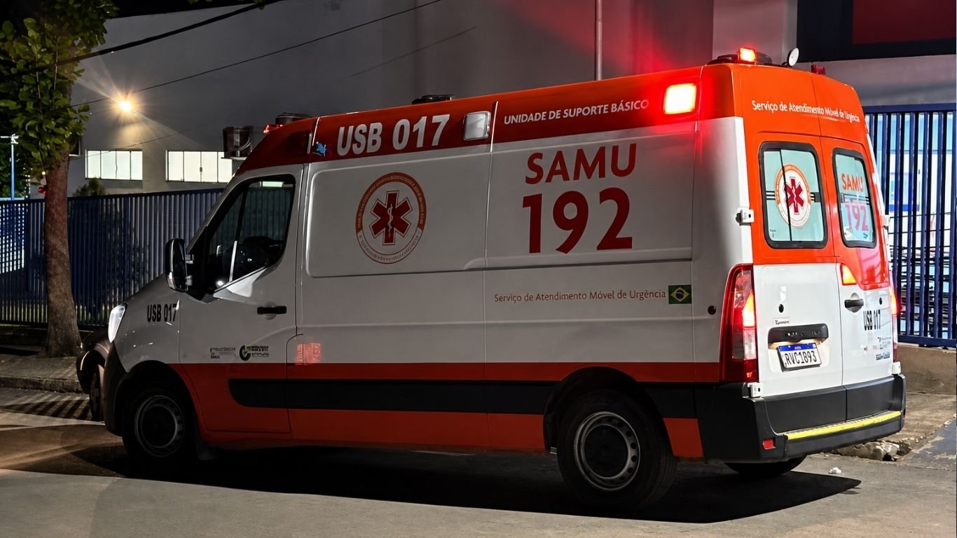 Ambulância do SAMU durante atendimento noturno, ilustração da ocorrência atendida em João Pinheiro