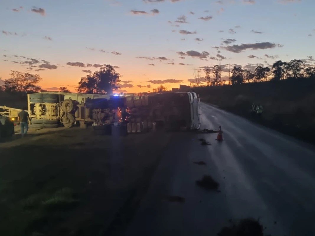Bitrem tombado na BR-365 em Patrocínio durante o amanhecer, com equipe da PRF no local