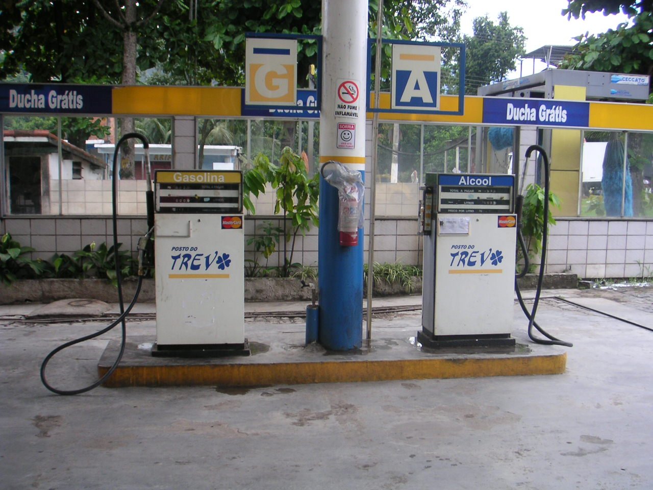 Bomba de combustível em posto de gasolina, imagem ilustrativa sobre os bastidores da política em ano eleitoral