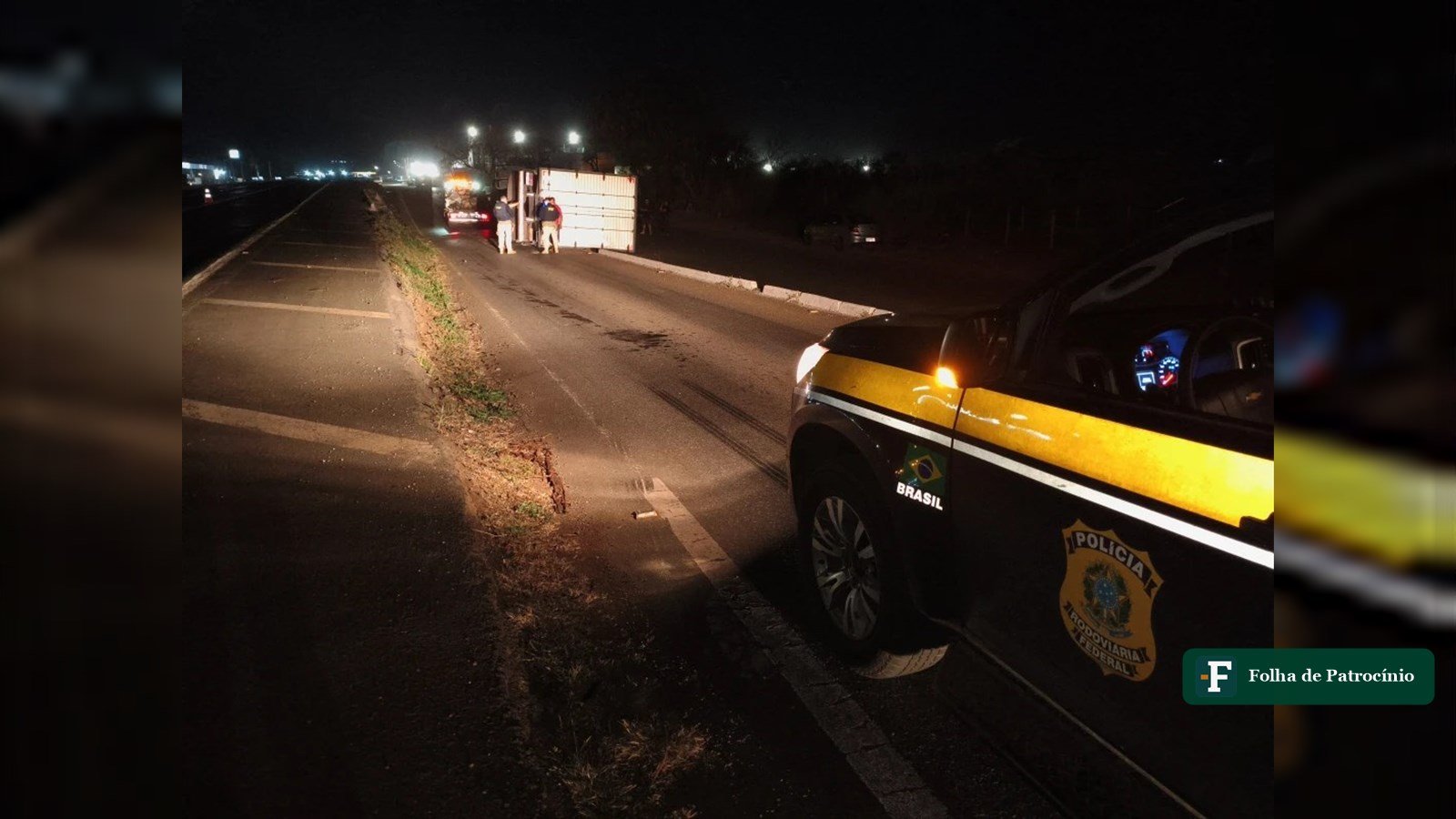 Caminhão tomba na BR-365: viatura da PRF no local do acidente à noite