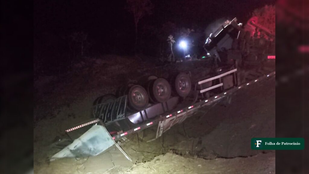 Caminhão tombado à noite após capotamento de caminhão na MG-188, em Coromandel