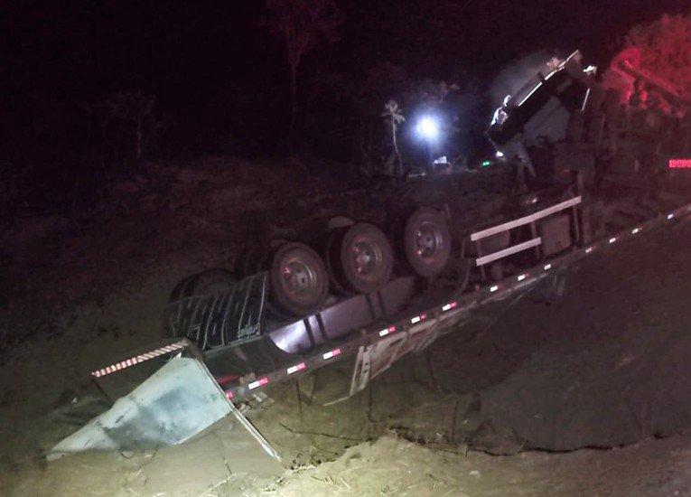Caminhão tombado à noite após capotamento de caminhão na MG-188, em Coromandel