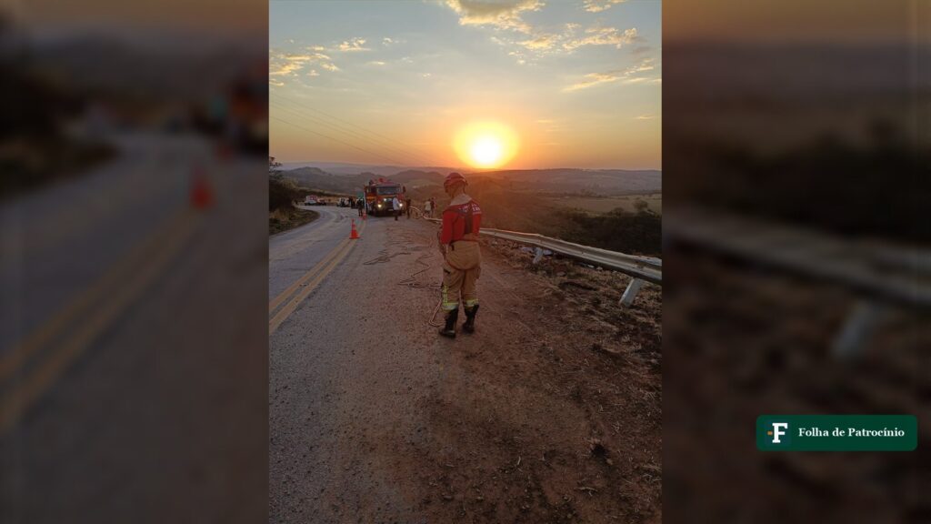 Bombeiro do CBMMG durante resgate de acidente na MG-230, em Serra do Salitre