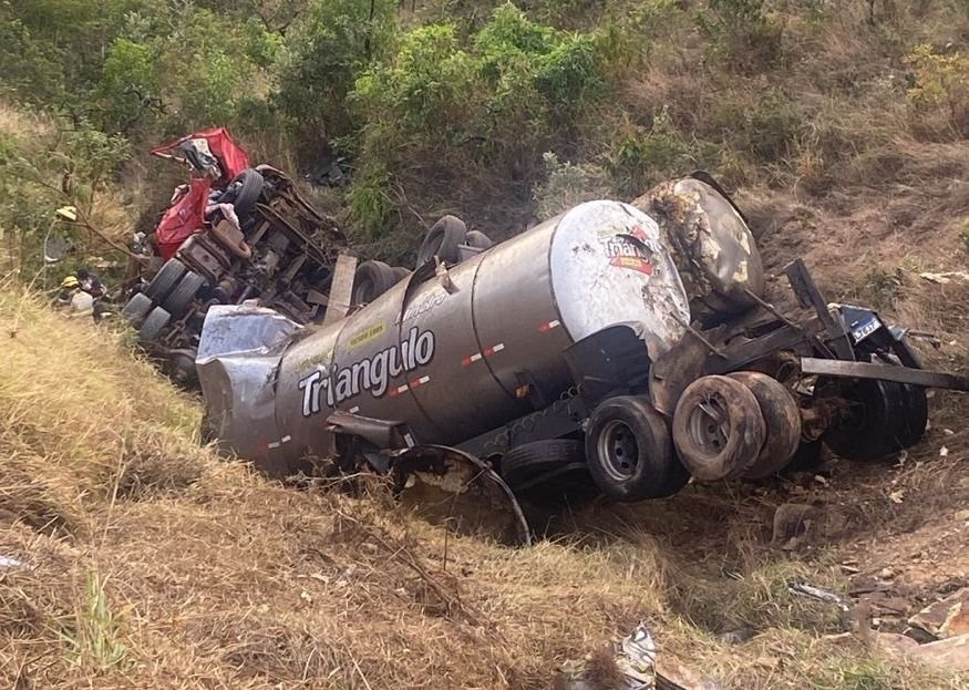 Carreta tombada em ribanceira após acidente na MG-230, em Serra do Salitre