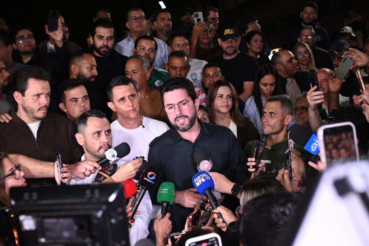 Cleitinho e Falcão cercados por jornalistas durante entrevista coletiva