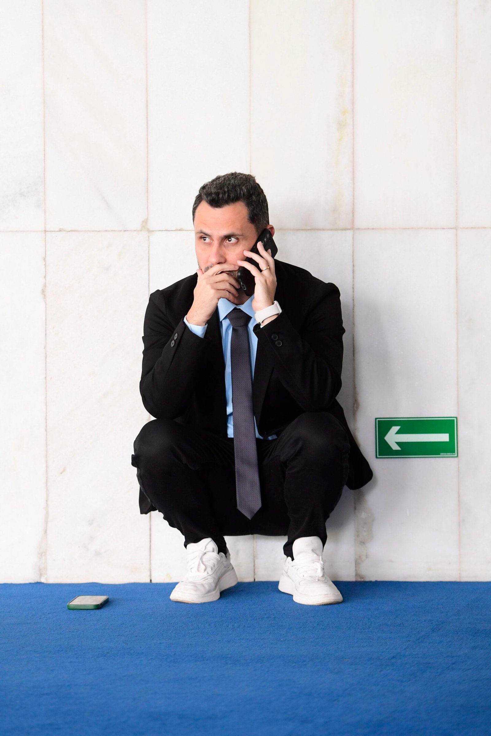 Senador Cleitinho ao telefone, imagem que ilustra o impasse sobre Cleitinho no Republicanos