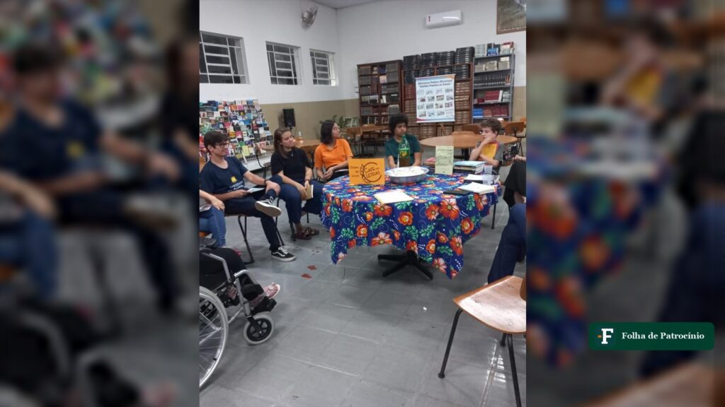 Clube do Livro reúne participantes na Biblioteca Municipal de Patrocínio