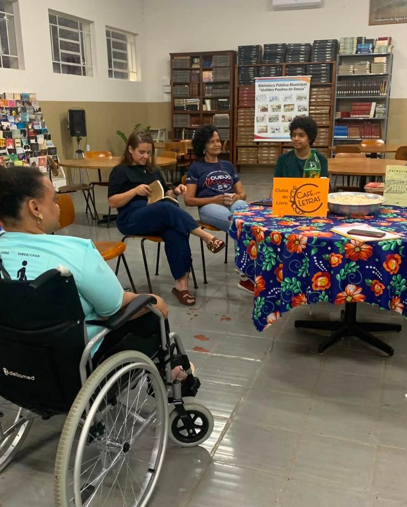 Clube do Livro em encontro na Biblioteca Municipal de Patrocínio