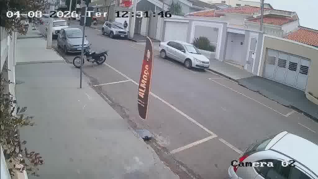 Câmera de segurança flagra a colisão em Patrocínio momentos antes do impacto, na Avenida José Maria Alkimim