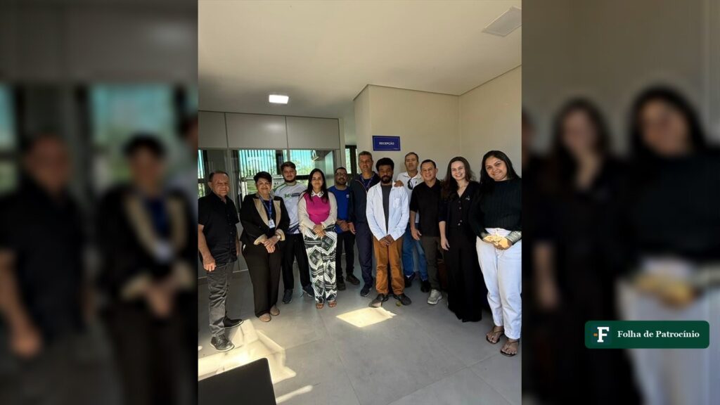 Integrantes do COMTUR de Patrocínio reunidos na recepção da sede do conselho