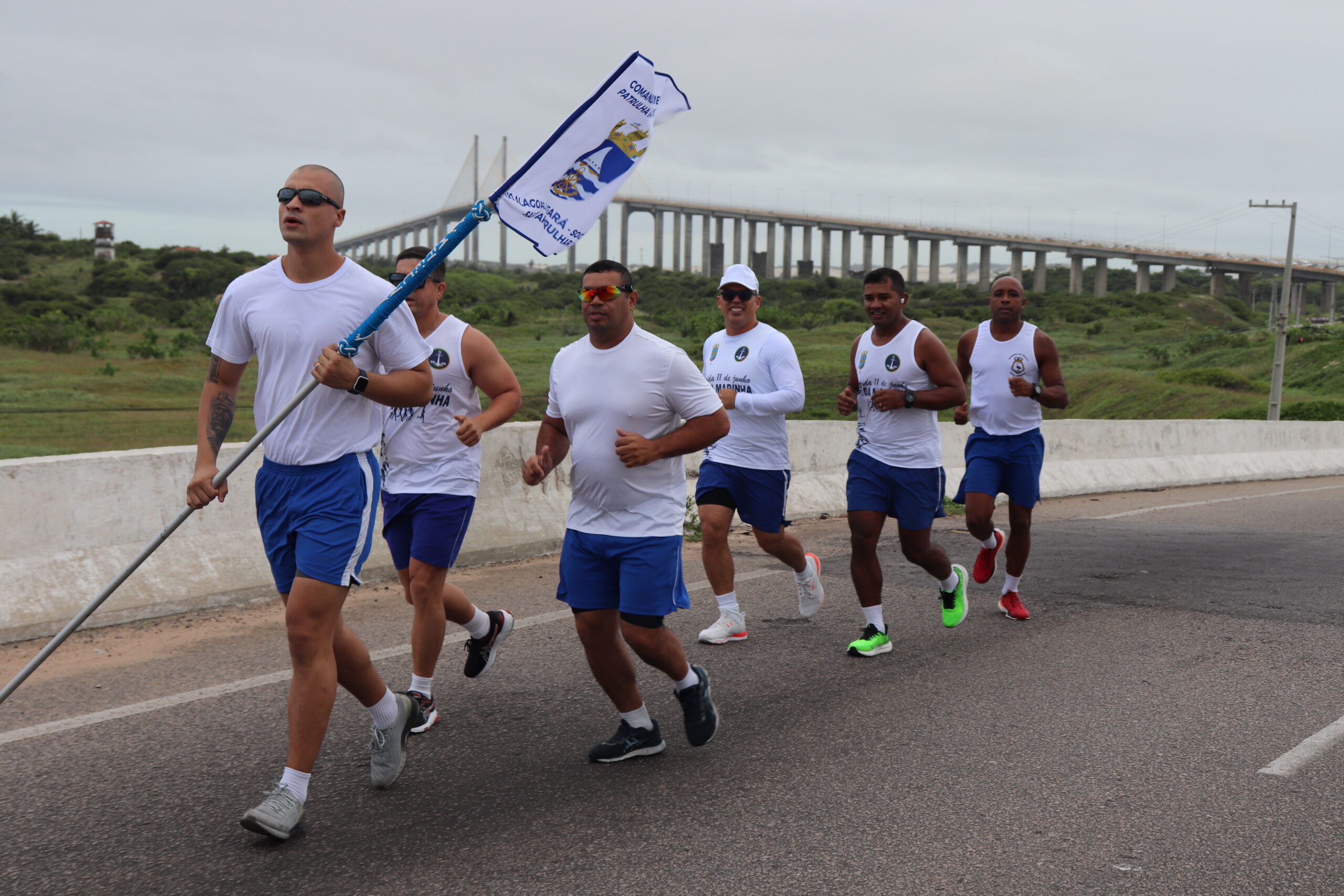 Grupo de corredores durante prova de rua no Brasil, formato semelhante ao da Corrida Outubro Rosa